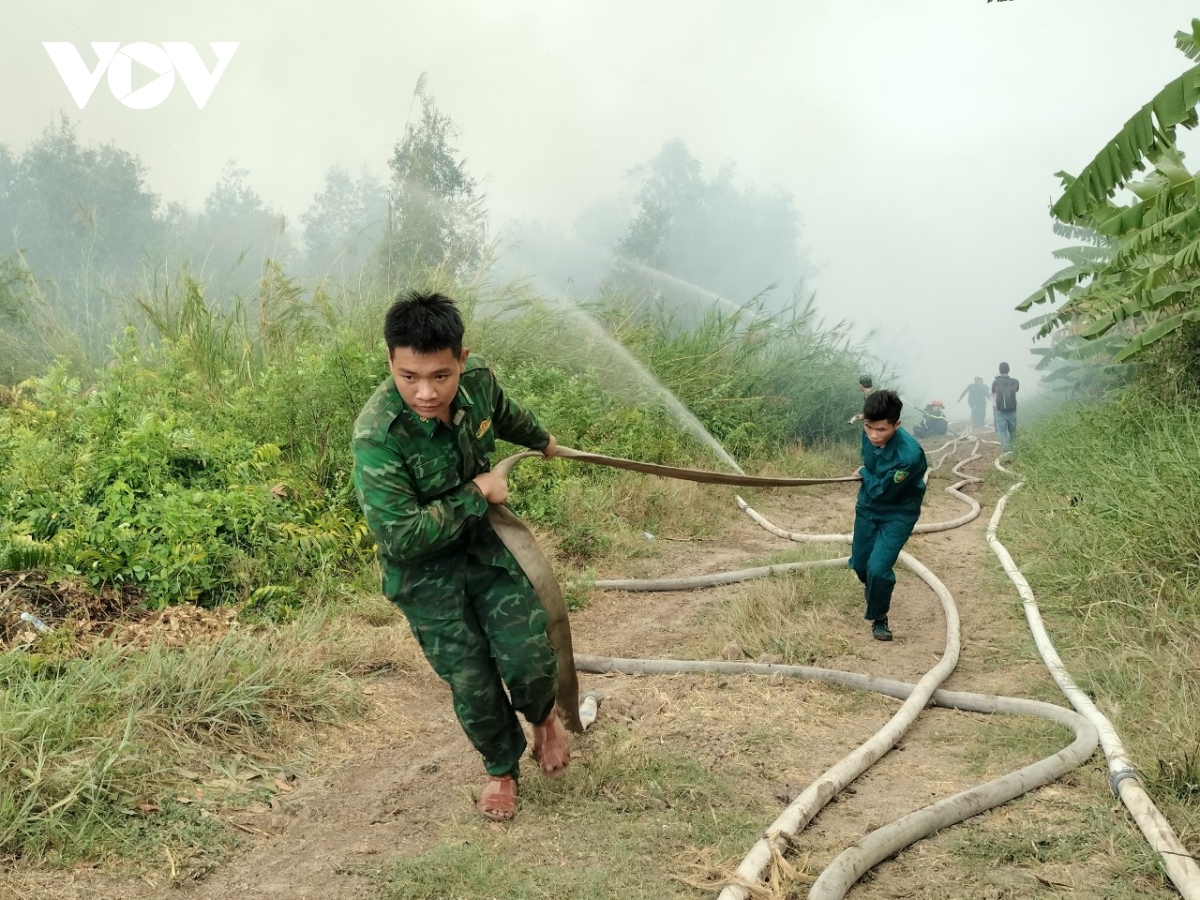 Cháy hàng chục ha rừng tràm trong lâm phần U Minh hạ - Ảnh 2.