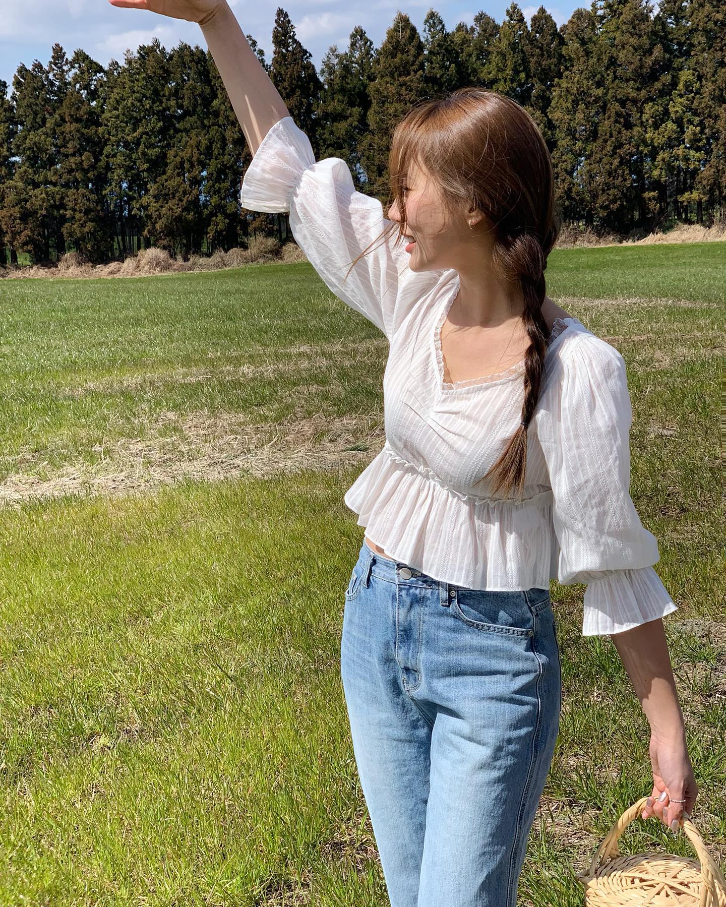 Nàng fashion blogger Hàn Quốc gợi ý 10 cách mặc áo trắng sành điệu suốt mùa hè- Ảnh 7.