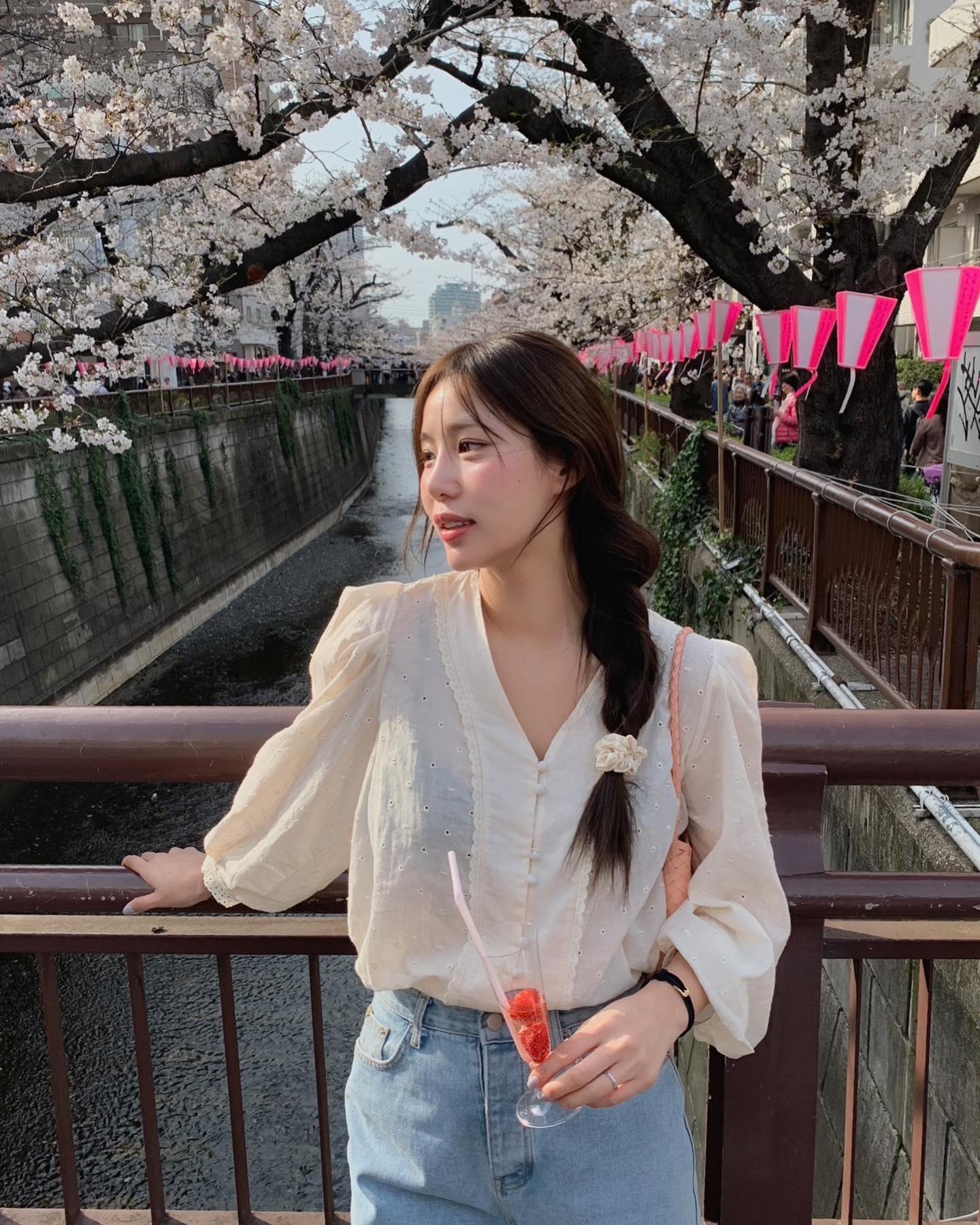Nàng fashion blogger Hàn Quốc gợi ý 10 cách mặc áo trắng sành điệu suốt mùa hè- Ảnh 10.