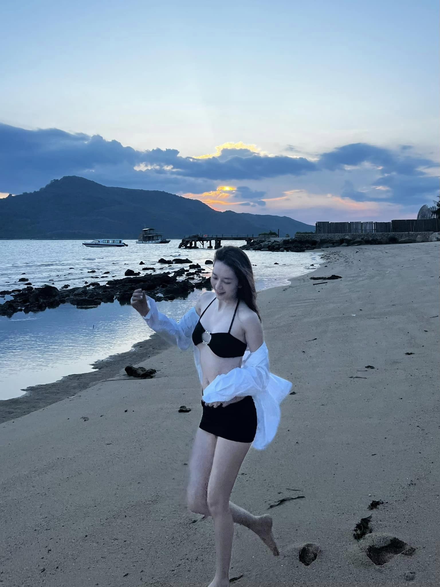 Bikini đón hè của sao Việt: Thiều Bảo Trang khoe vóc dáng nuột nà cùng làn da trắng sứ - Ảnh 14.