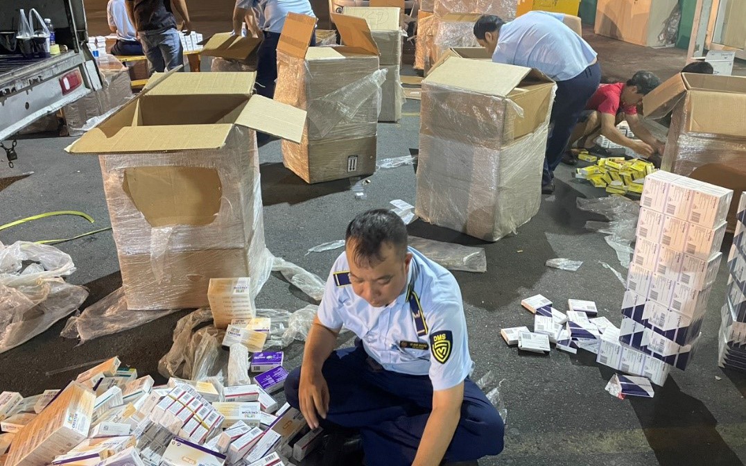Khám xét đột xuất xe tải ở sân bay Tân Sơn Nhất, thu giữ 18.000 hộp thuốc tân dược nhiều "không"