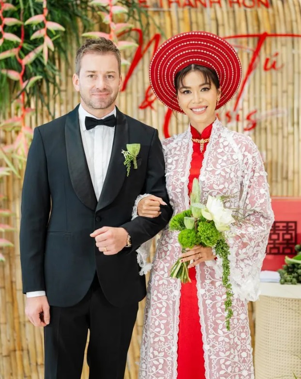 Điều đặc biệt trong đám cưới Minh Tú: Cô dâu chú rể diện trang phục giống ba mẹ 43 năm trước - Ảnh 3.