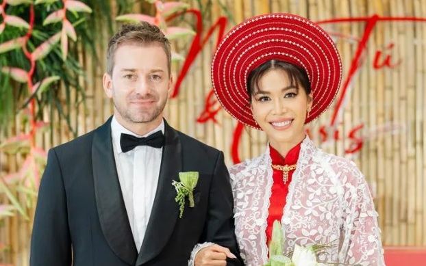 Điều đặc biệt trong đám cưới Minh Tú: Cô dâu chú rể diện trang phục giống ba mẹ 43 năm trước
