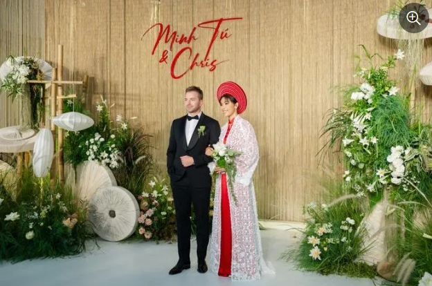 Điều đặc biệt trong đám cưới Minh Tú: Cô dâu chú rể diện trang phục giống ba mẹ 43 năm trước - Ảnh 2.