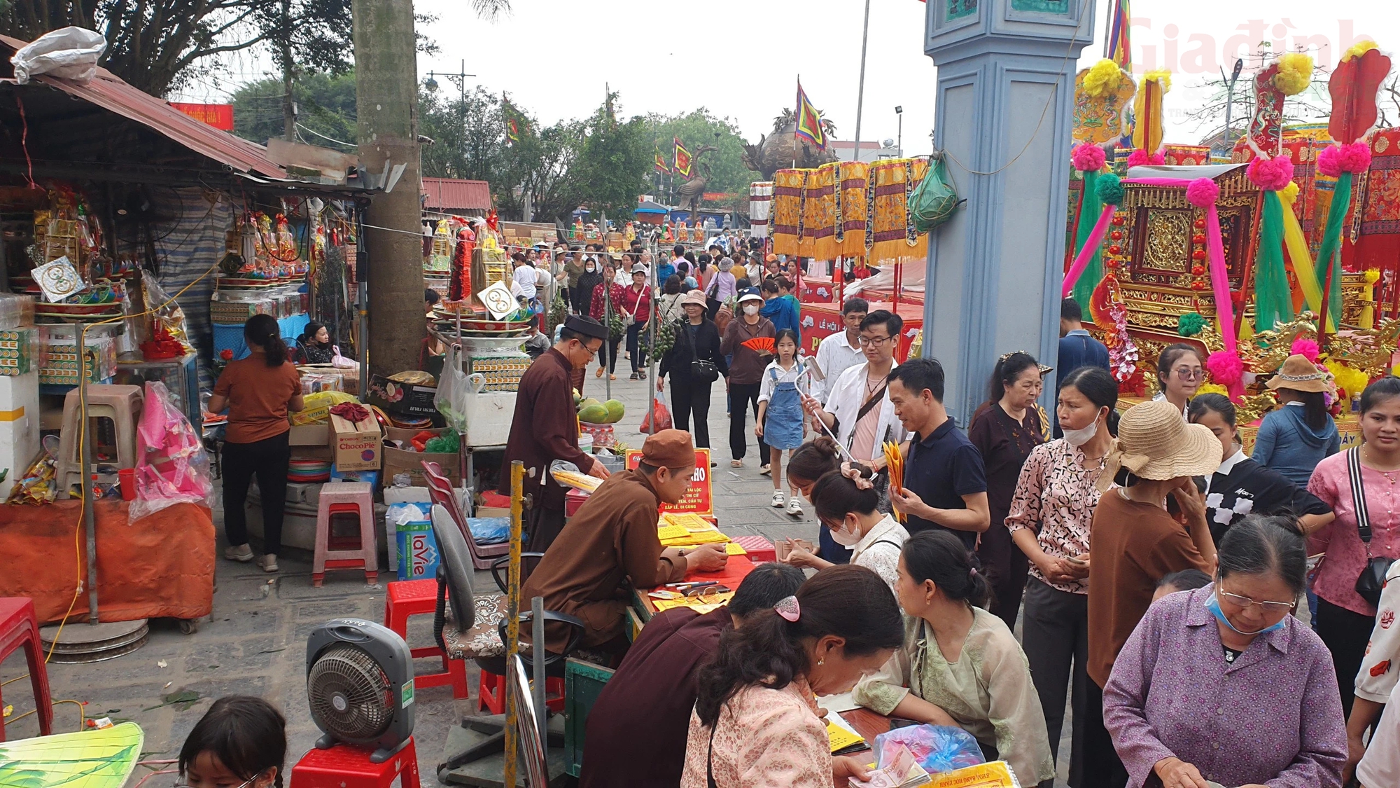 Bất cập lễ hội phủ Dầy Nam Định (1): Sớ khấn tràn ngập cổng đền bán với giá không rẻ - Ảnh 2.