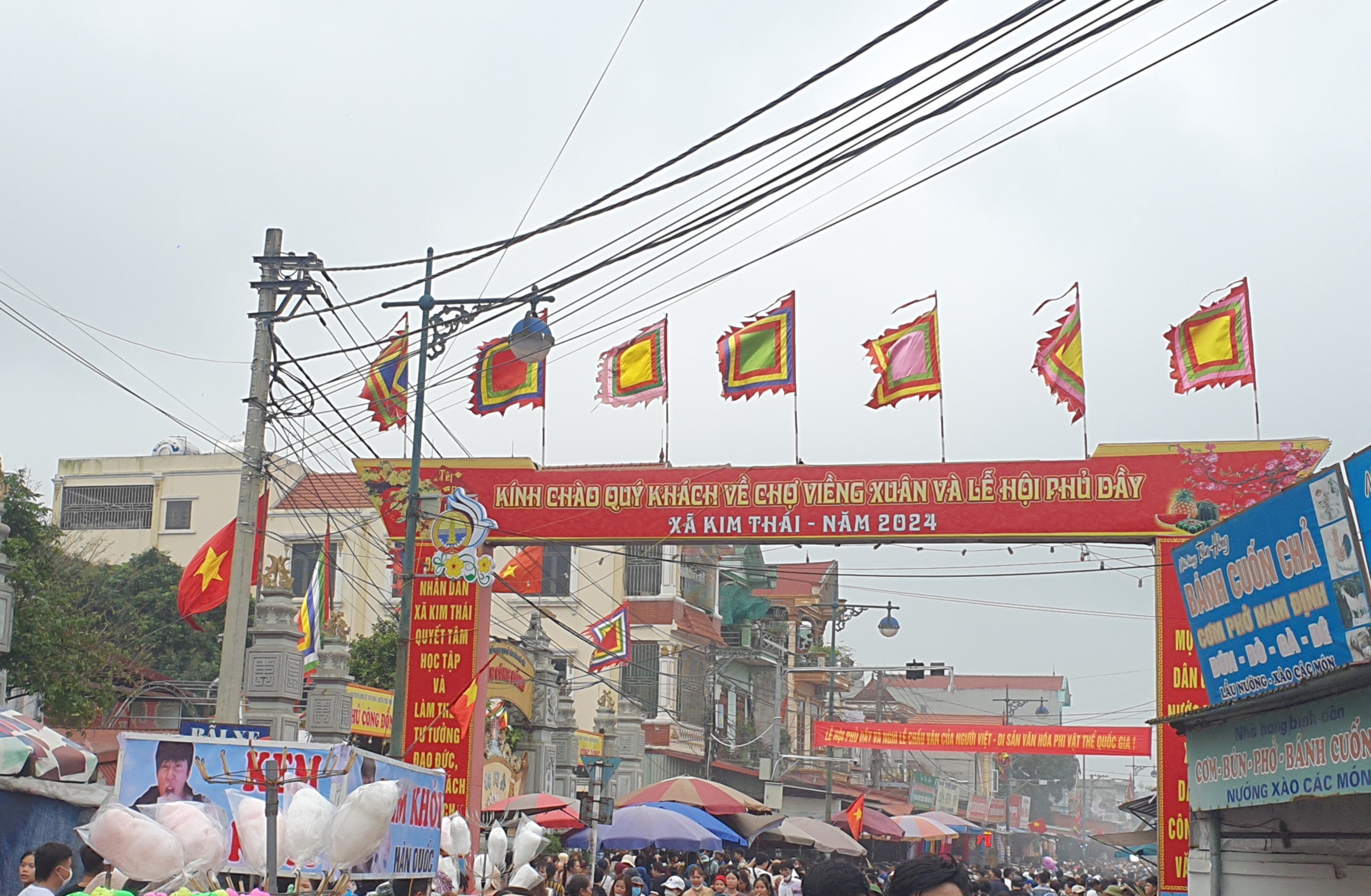 Bất cập lễ hội phủ Dầy Nam Định (1): Sớ khấn tràn ngập cổng đền bán với giá không rẻ - Ảnh 6.