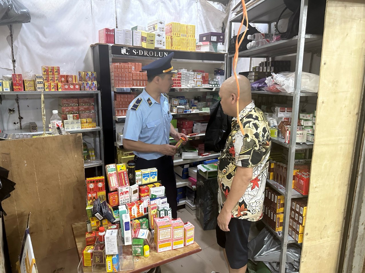 Chợ Trung tâm Móng Cái công khai bán 2.158 sản phẩm thuốc tân dược nhập lậu- Ảnh 2.