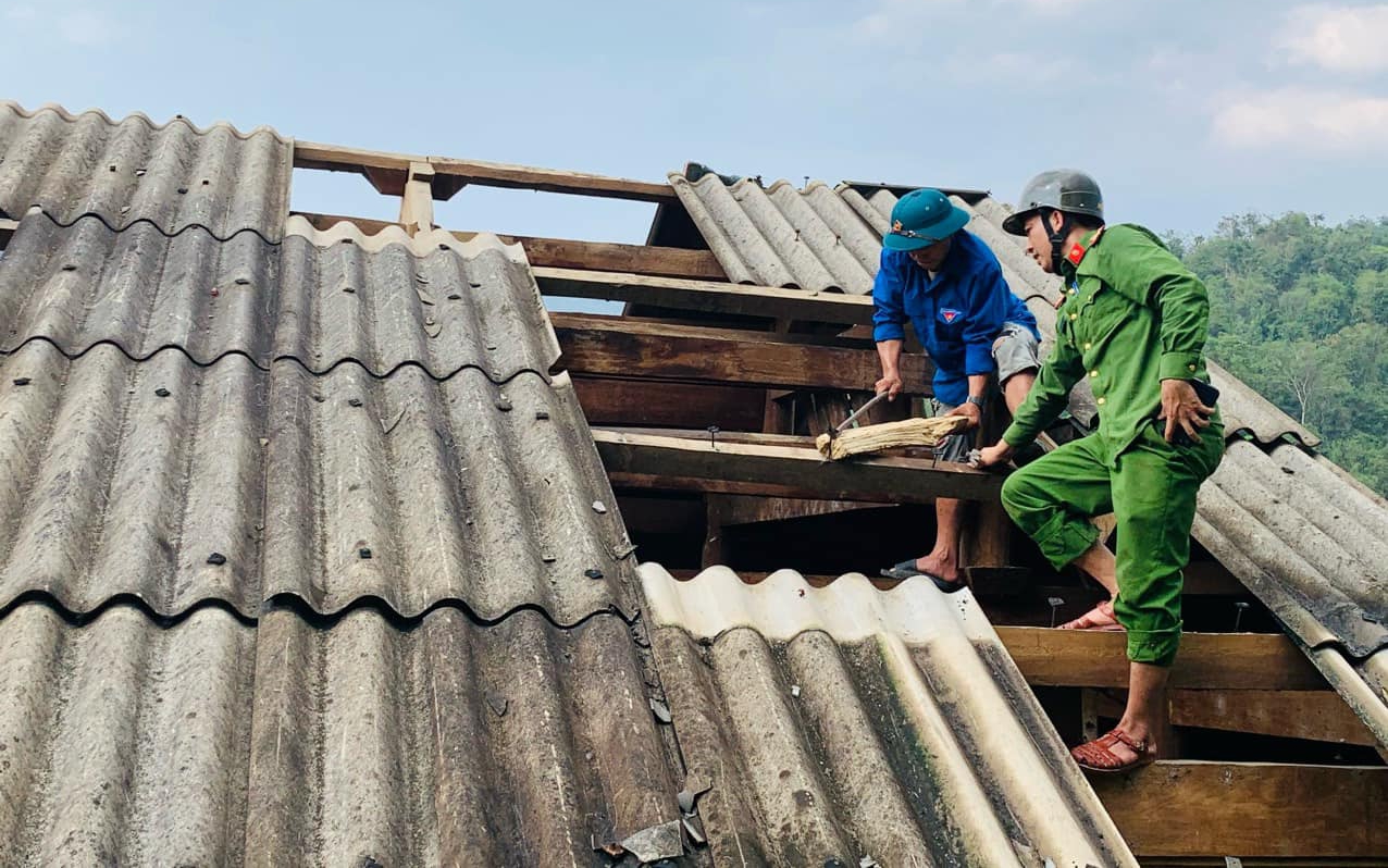 Khẩn trương khắc phục, hỗ trợ người dân huyện biên giới Nghệ An bị thiệt hại do giông lốc