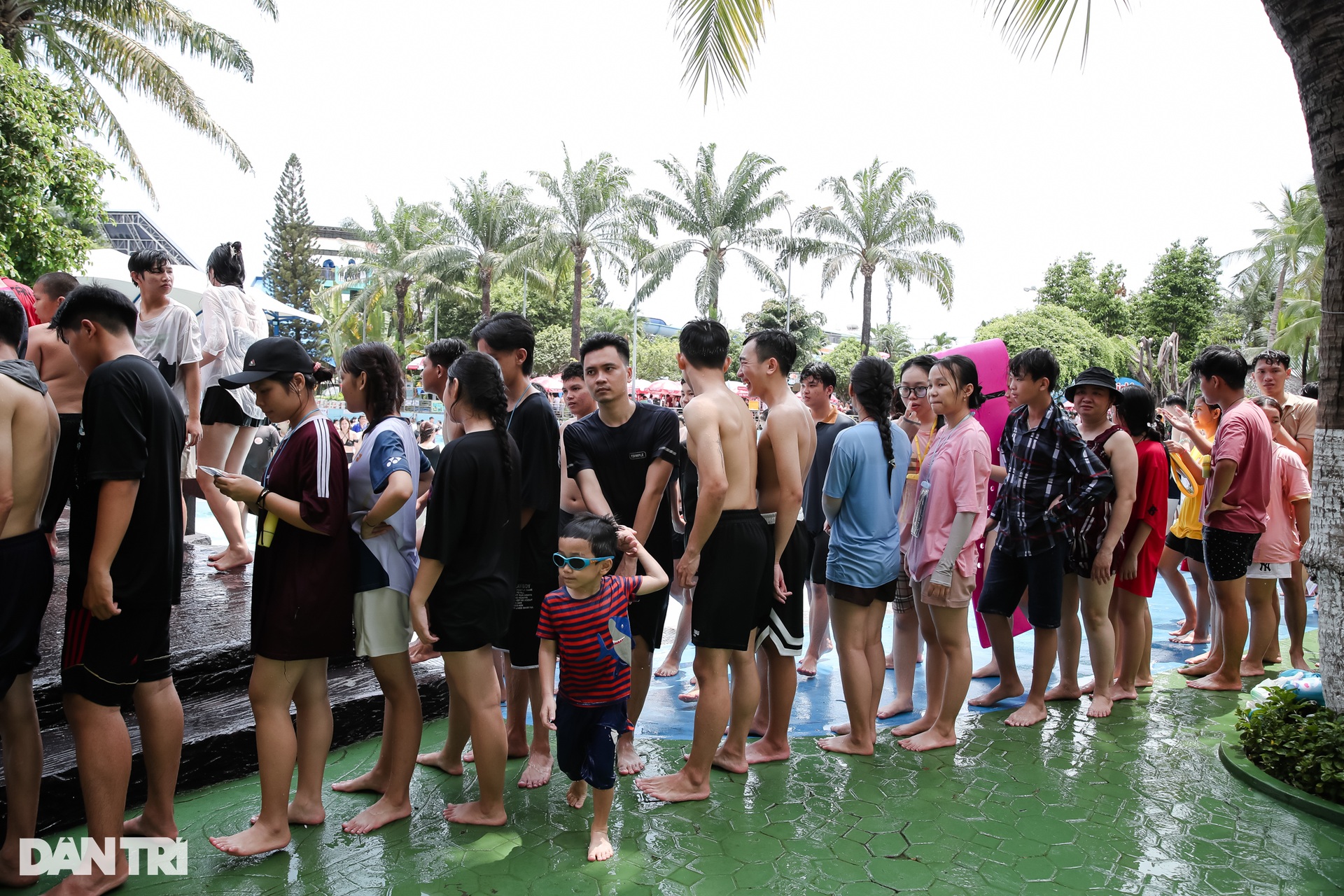 Biển người chen nhau tắm ở công viên nước Đầm Sen - Ảnh 5.