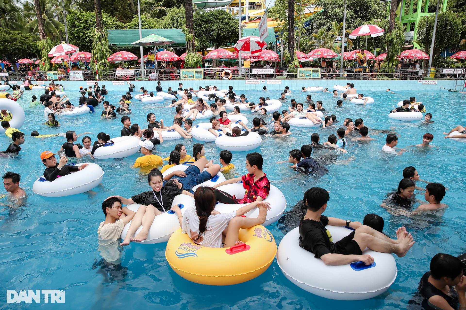 Biển người chen nhau tắm ở công viên nước Đầm Sen - Ảnh 7.