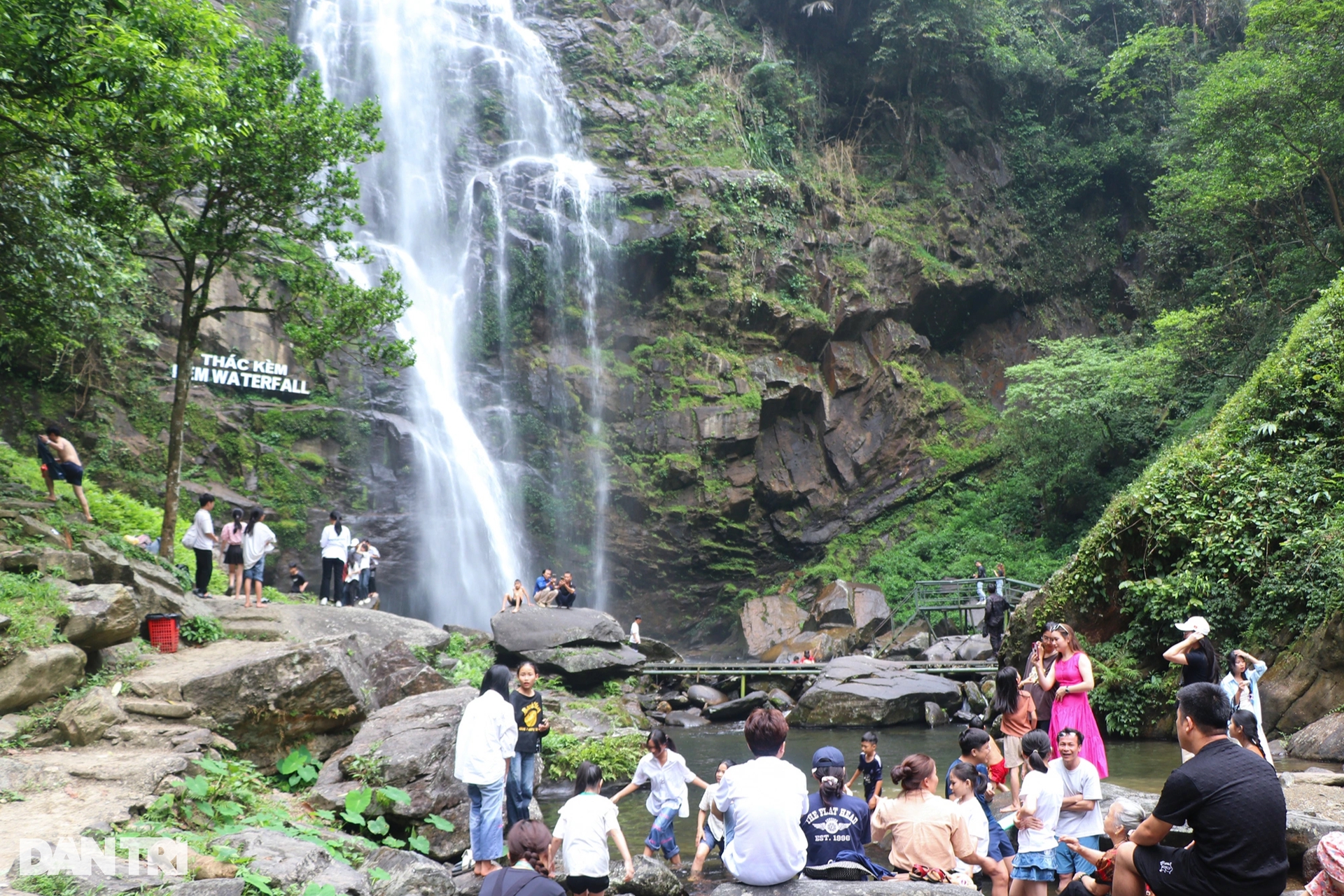 Người dân lên rừng tắm thác trong dịp Giỗ Tổ Hùng Vương - Ảnh 1.