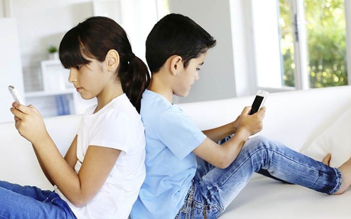 Nghiên cứu Đại học Harvard: Trẻ dùng điện thoại và không dùng điện thoại có sự khác biệt lớn ở 5 điểm, nghe xong cha mẹ cũng phải rùng mình