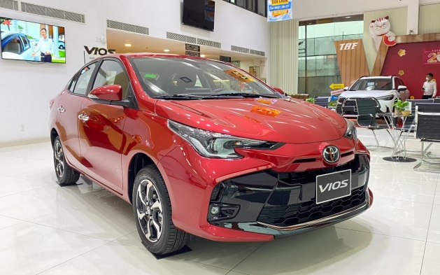 Giá lăn bánh Toyota Vios mới nhất bao nhiêu mà Hyundai Accent và Honda City chấp nhận bị lấn át?