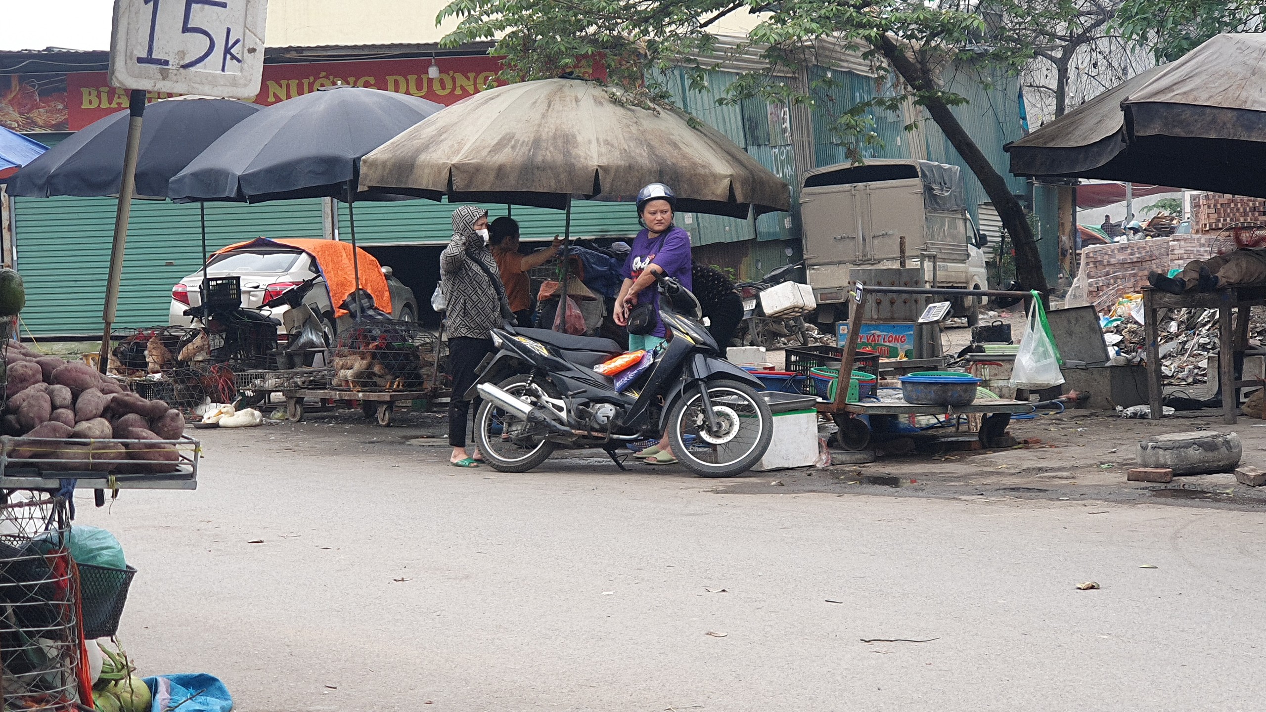 Hình ảnh 'kinh hoàng' tại các chợ tự phát ở Hà Nội- Ảnh 9.