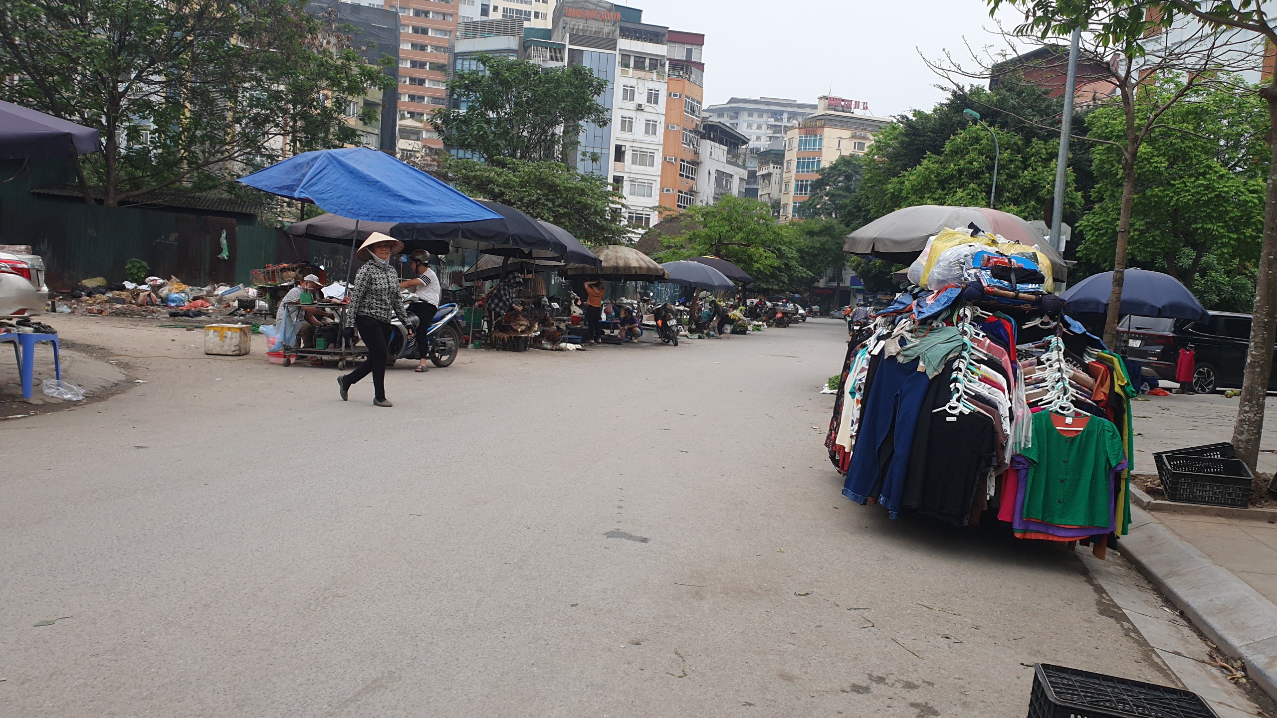 Hình ảnh 'kinh hoàng' tại các chợ tự phát ở Hà Nội- Ảnh 6.