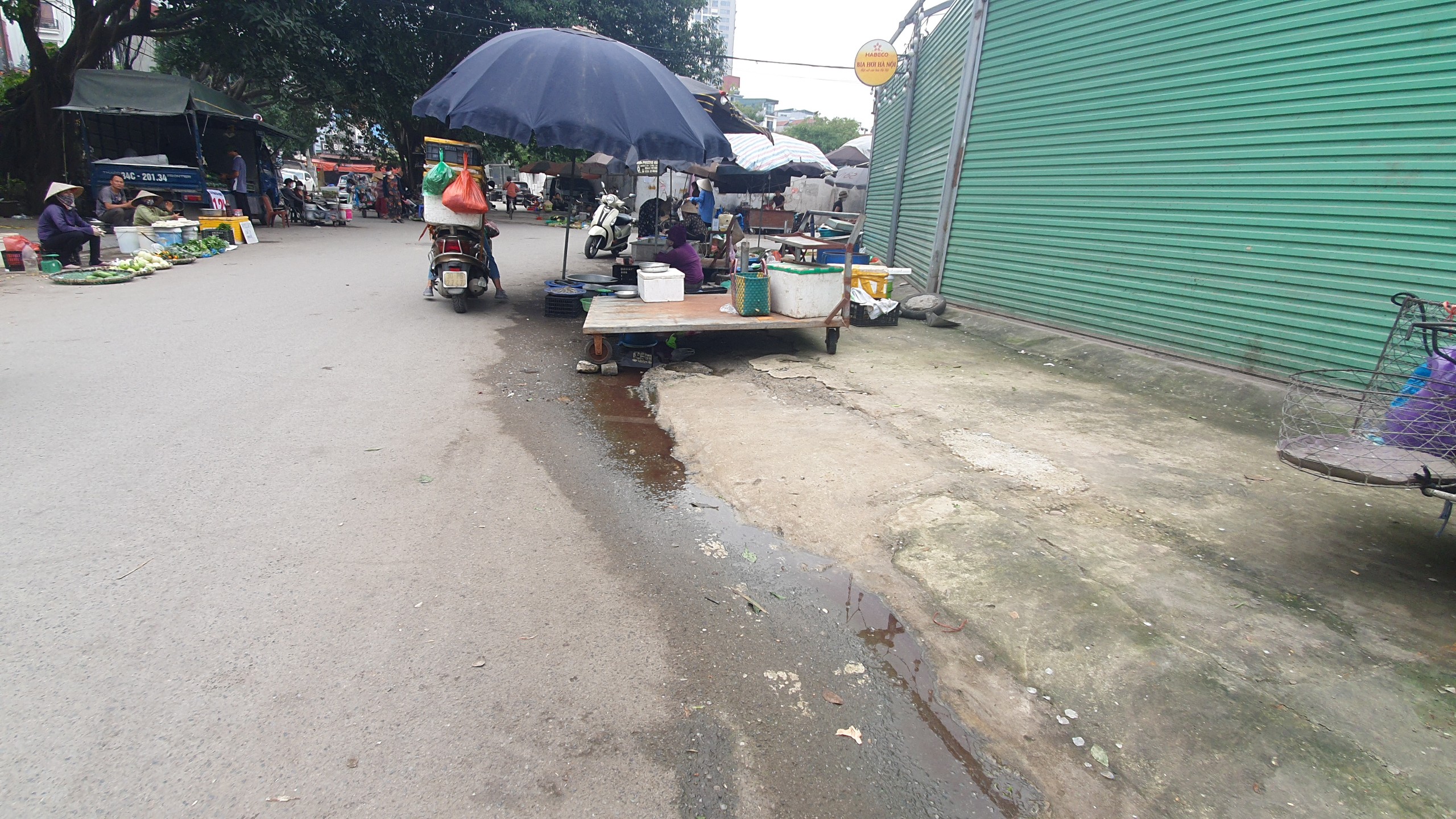 Hình ảnh 'kinh hoàng' tại các chợ tự phát ở Hà Nội- Ảnh 7.
