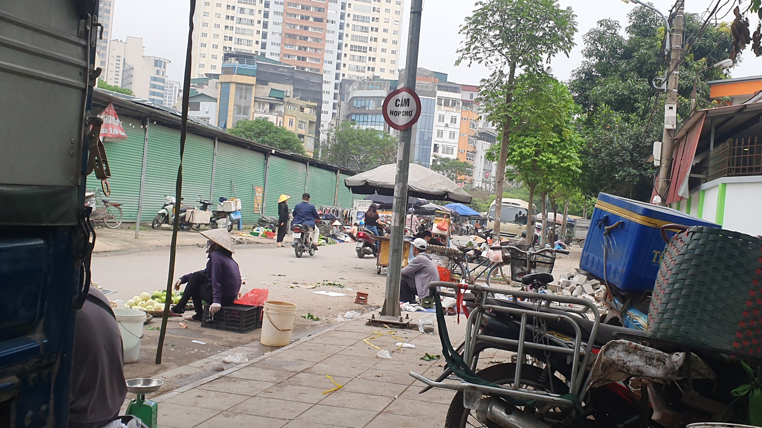 Hình ảnh 'kinh hoàng' tại các chợ tự phát ở Hà Nội- Ảnh 2.