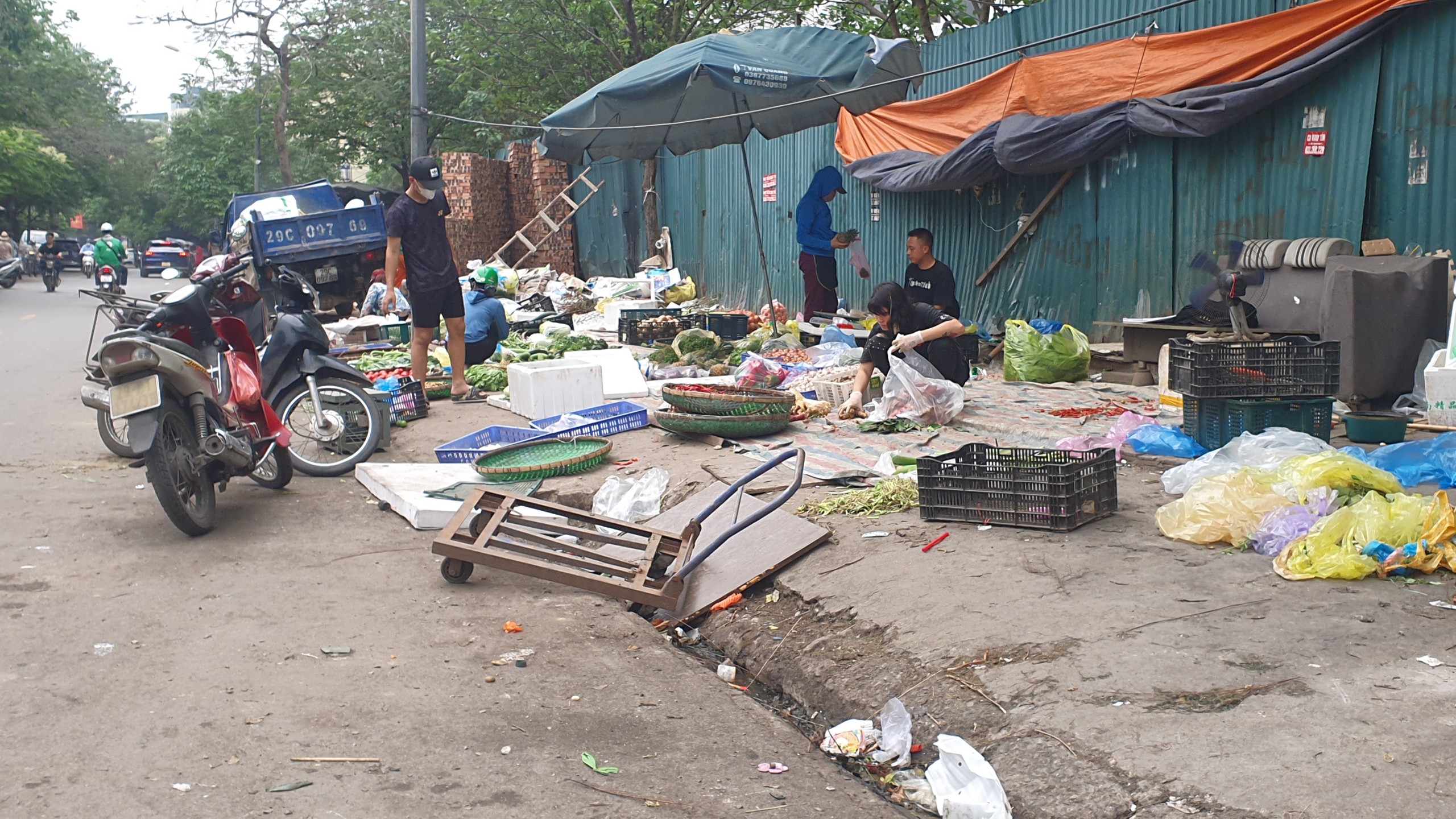 Hình ảnh 'kinh hoàng' tại các chợ tự phát ở Hà Nội- Ảnh 18.
