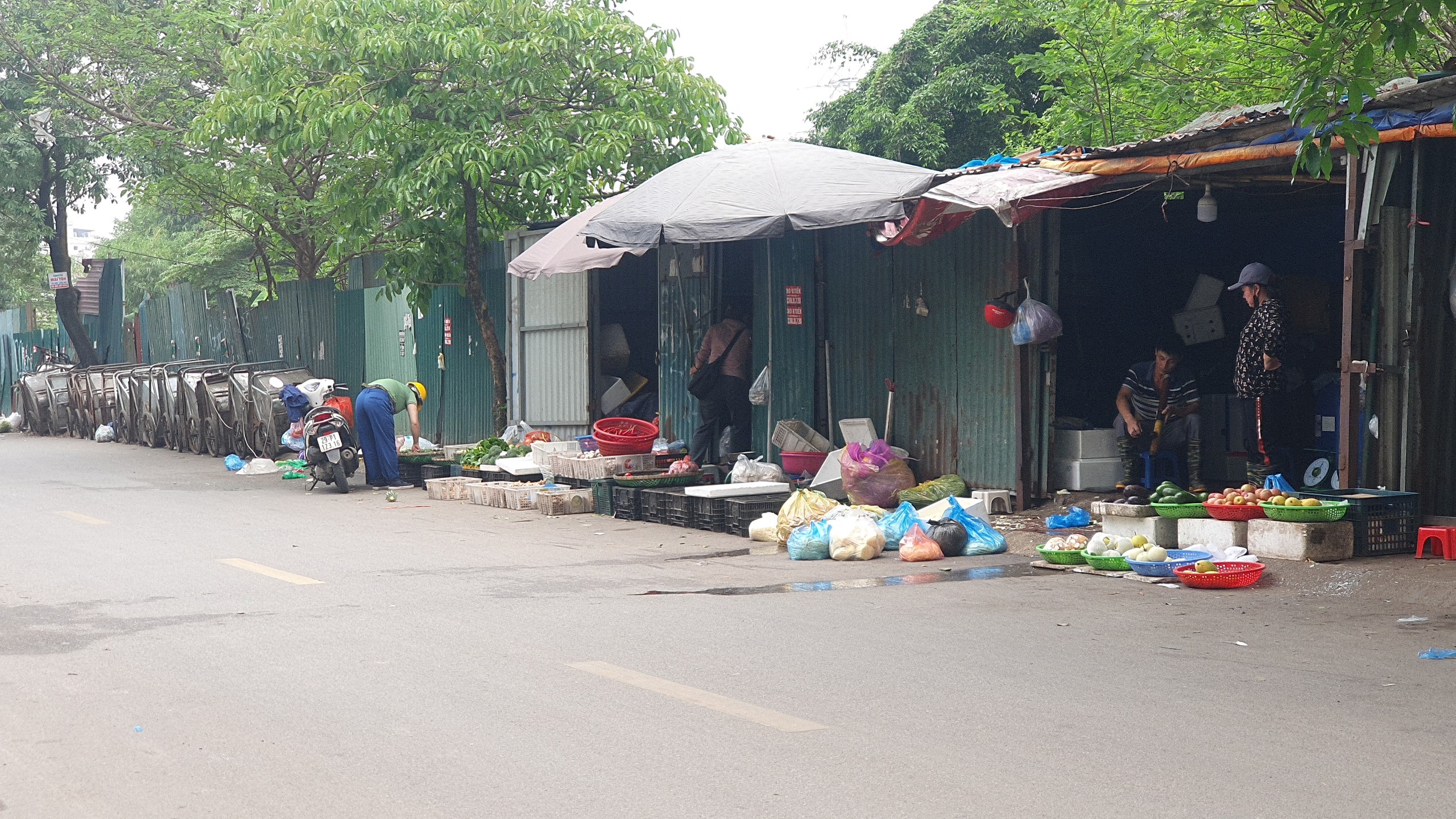 Hình ảnh 'kinh hoàng' tại các chợ tự phát ở Hà Nội- Ảnh 19.