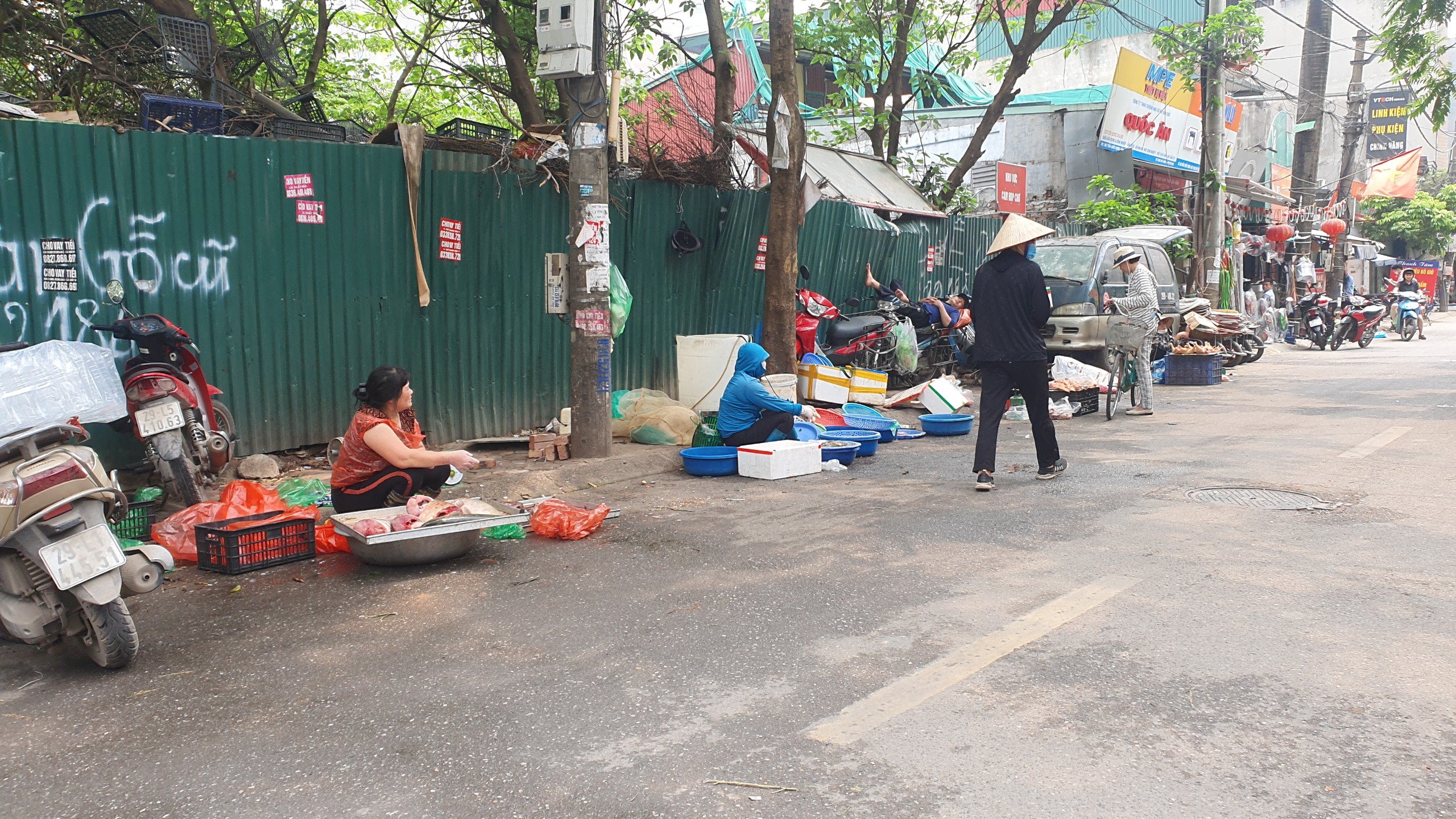 Hình ảnh 'kinh hoàng' tại các chợ tự phát ở Hà Nội- Ảnh 21.