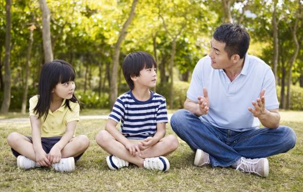 8 cách nói chuyện giúp cha mẹ dễ dàng khiến trẻ chịu lắng nghe- Ảnh 3.