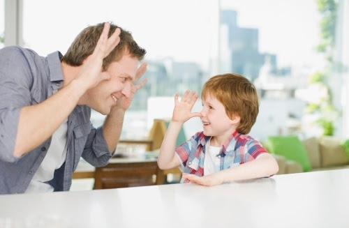 8 cách nói chuyện giúp cha mẹ dễ dàng khiến trẻ chịu lắng nghe- Ảnh 1.