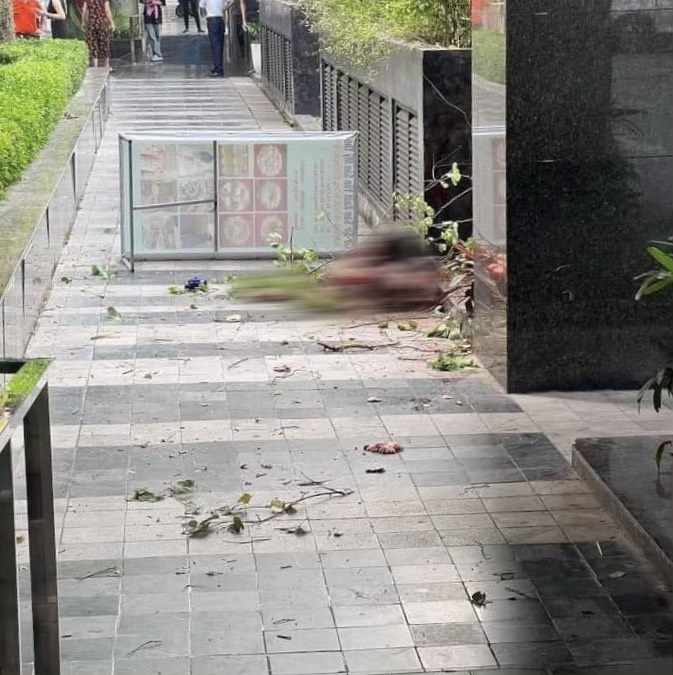 Người đàn ông rơi từ tầng cao chung cư xuống đất, tử vong thương tâm tại Văn Phú, Hà Đông - Ảnh 1.