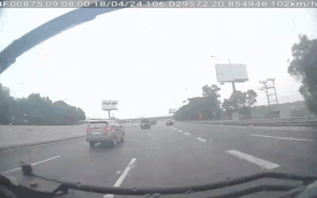 Video: Cộng đồng mạng tranh cãi nguyên nhân vụ tai nạn giữa 2 xe ô tô trên cao tốc