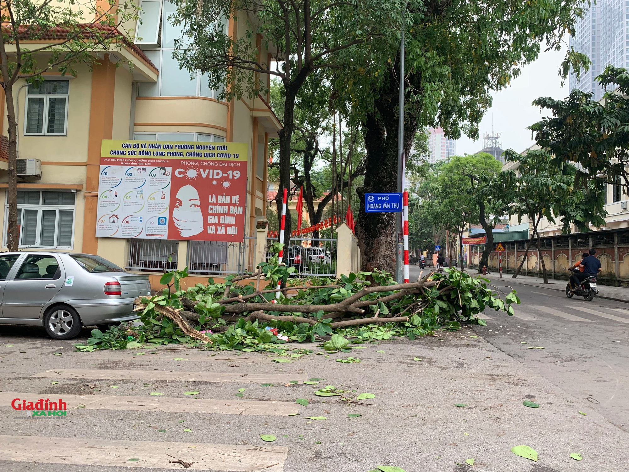 Cảnh 'ngổn ngang' trên đường phố Hà Nội sau trận mưa lớn - Ảnh 4.