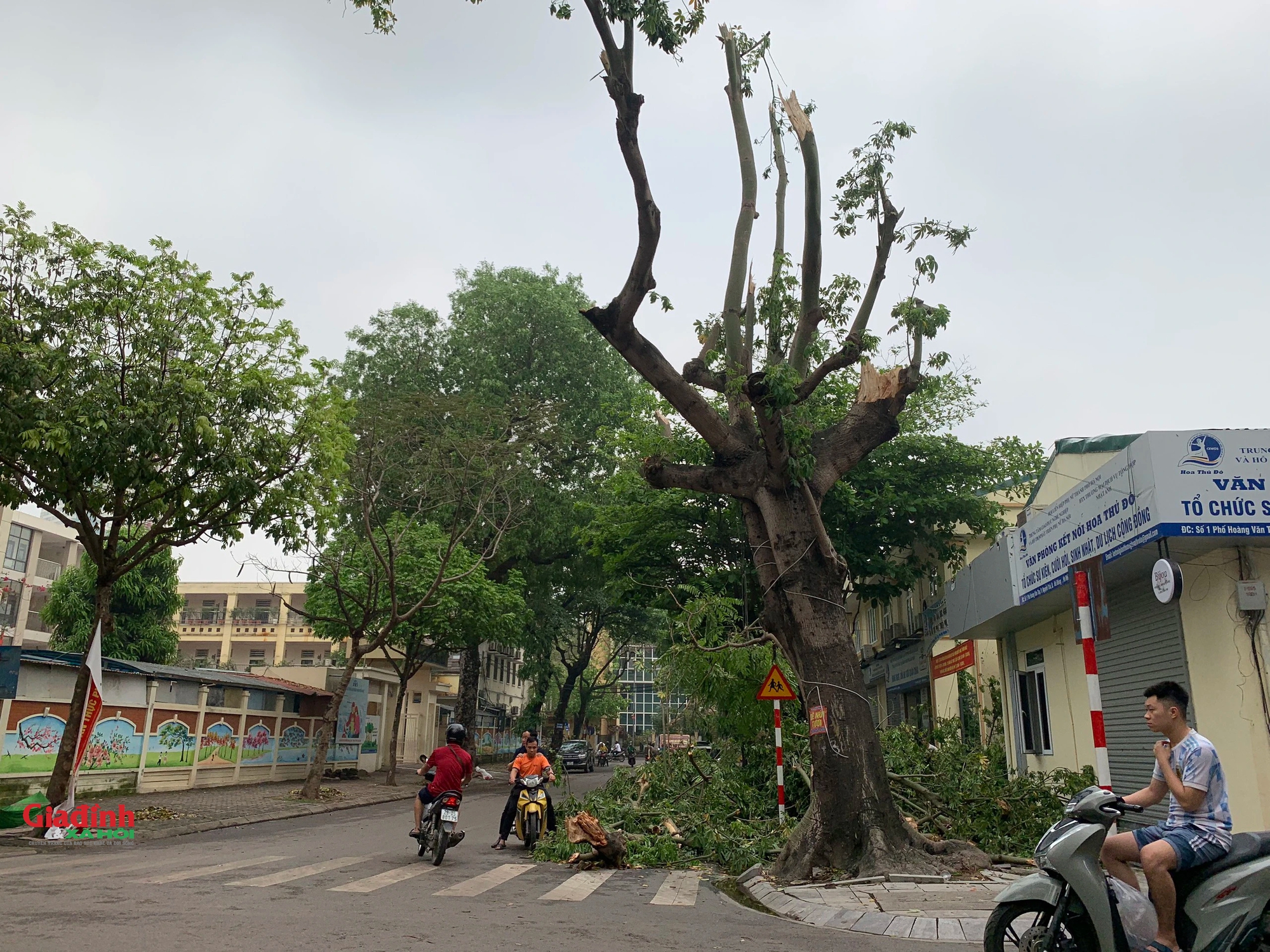 Cảnh 'ngổn ngang' trên đường phố Hà Nội sau trận mưa lớn - Ảnh 5.