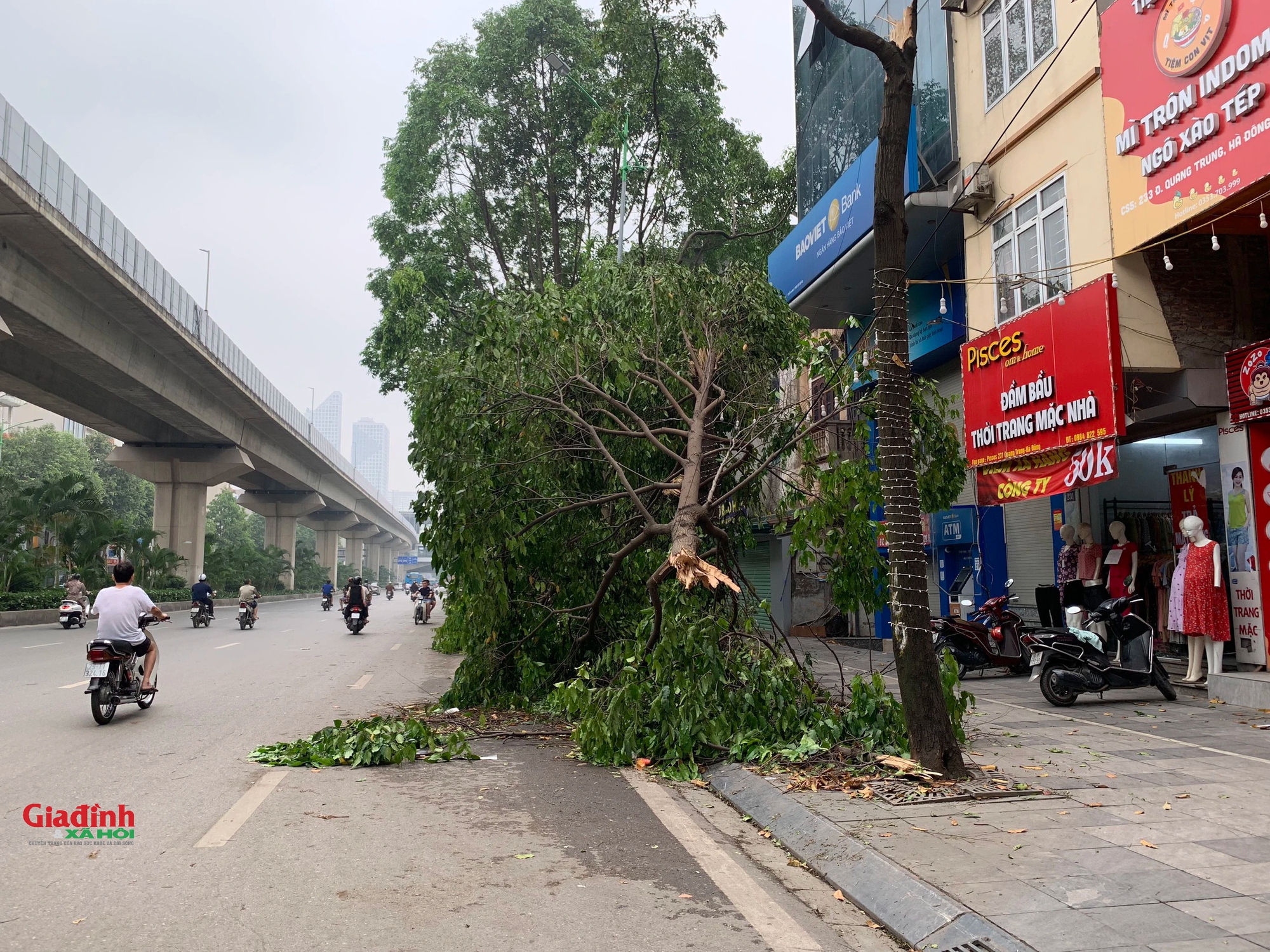 Cảnh 'ngổn ngang' trên đường phố Hà Nội sau trận mưa lớn - Ảnh 7.