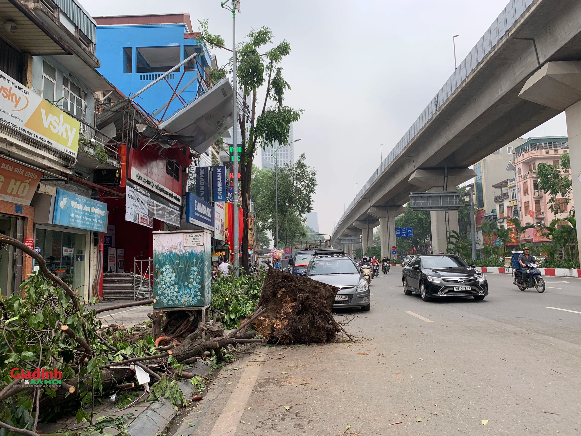 Cảnh 'ngổn ngang' trên đường phố Hà Nội sau trận mưa lớn - Ảnh 8.