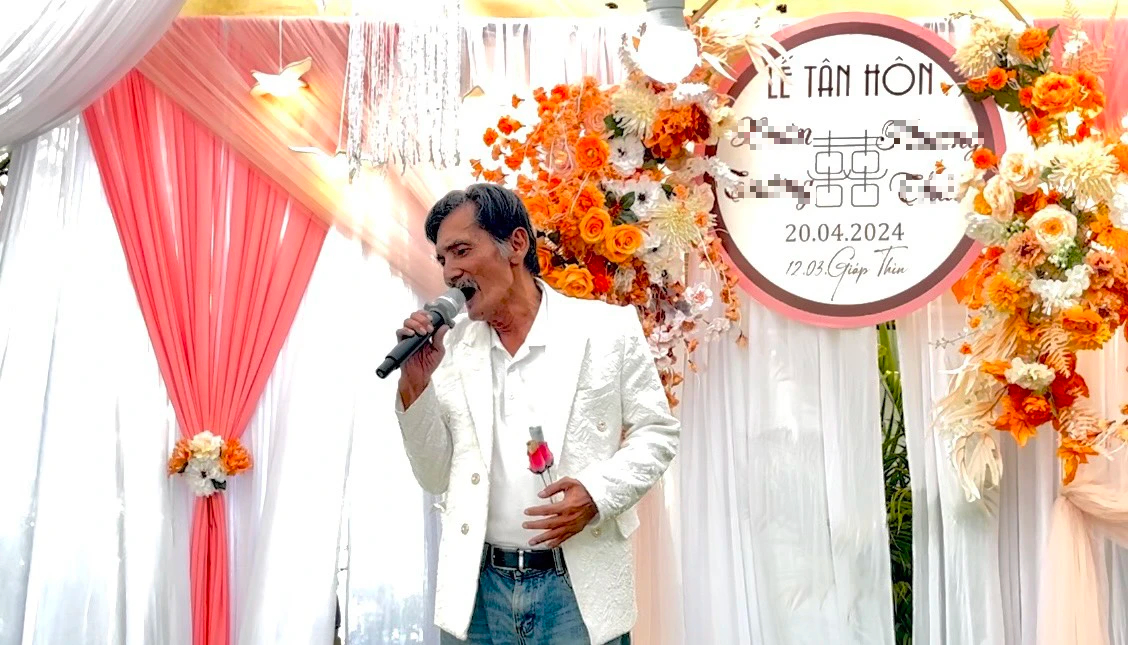 Lộ hình ảnh Thương Tín đi hát đám cưới ở Sài Gòn - Ảnh 1.