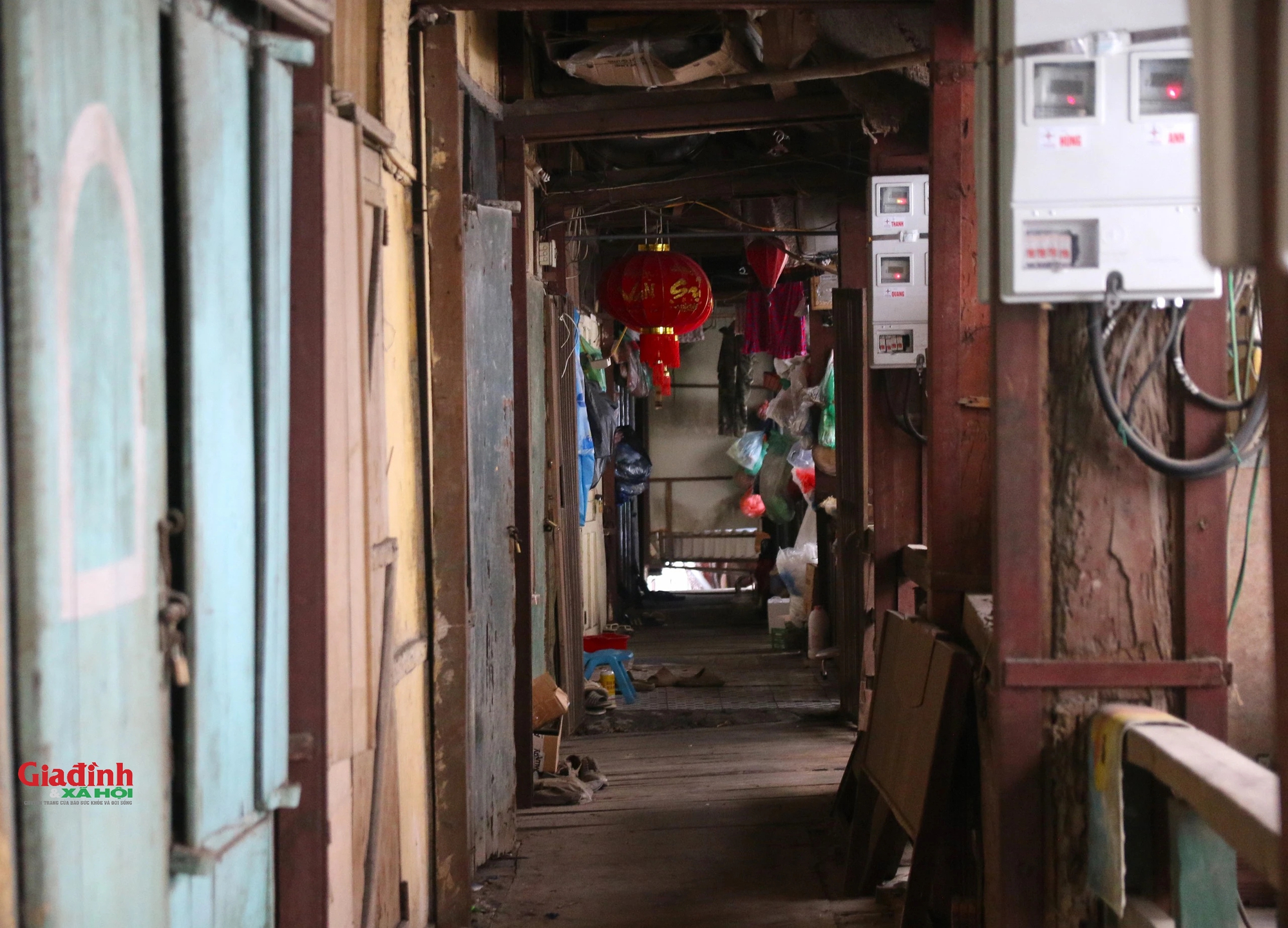 Cuộc sống của người dân bên trong khu tập thể bằng gỗ 70 tuổi 'chờ sập' ở Hà Nội - Ảnh 4.