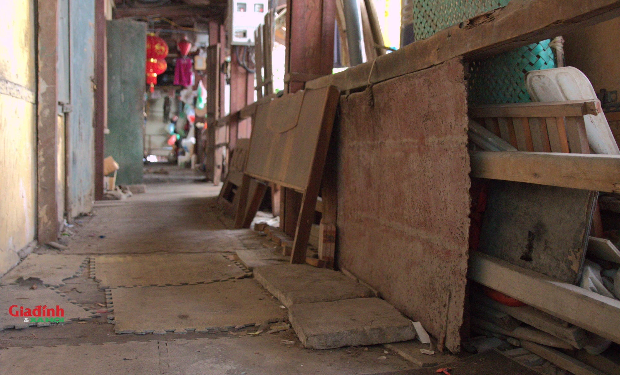 Cuộc sống của người dân bên trong khu tập thể bằng gỗ 70 tuổi 'chờ sập' ở Hà Nội - Ảnh 9.