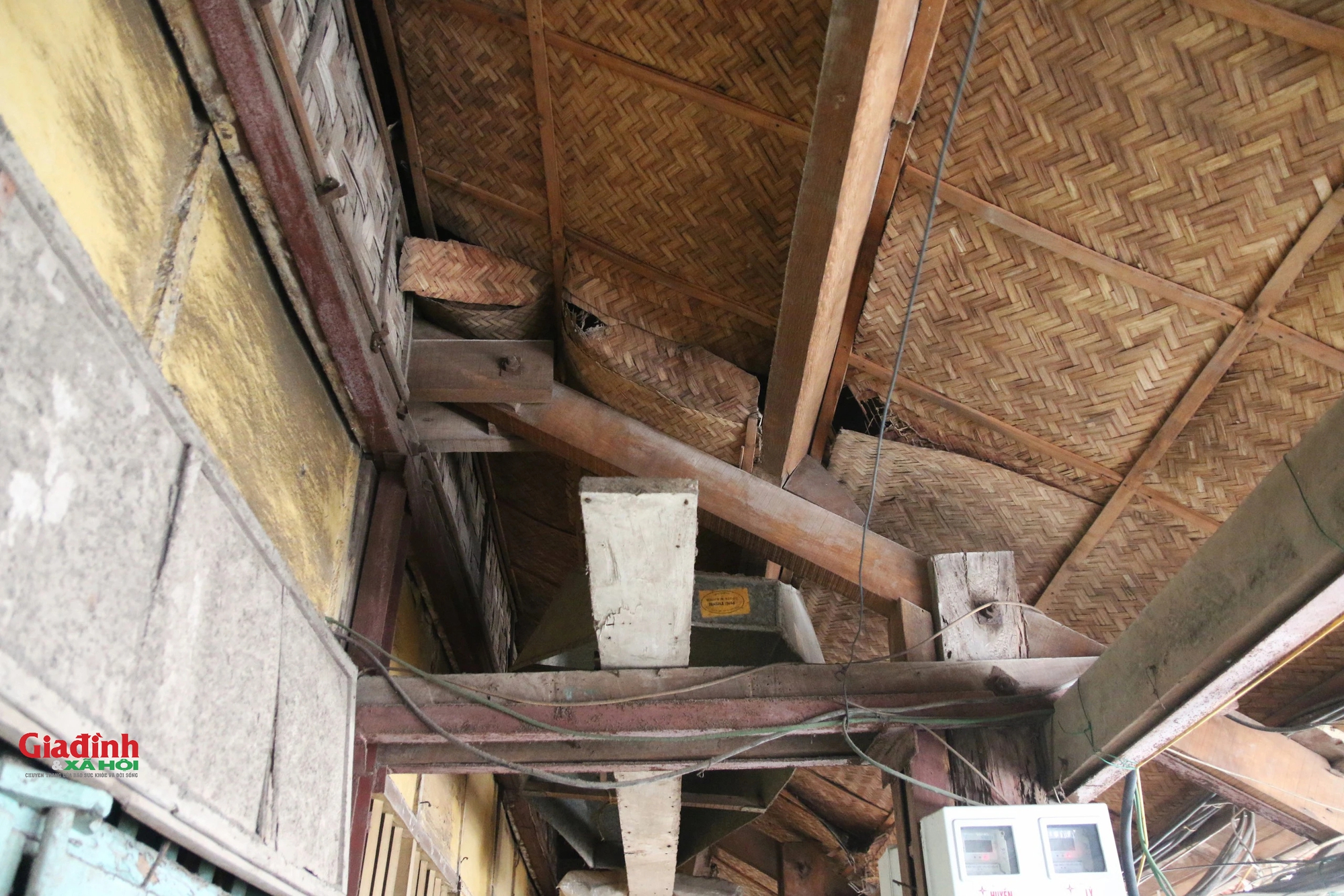 Cuộc sống của người dân bên trong khu tập thể bằng gỗ 70 tuổi 'chờ sập' ở Hà Nội - Ảnh 10.