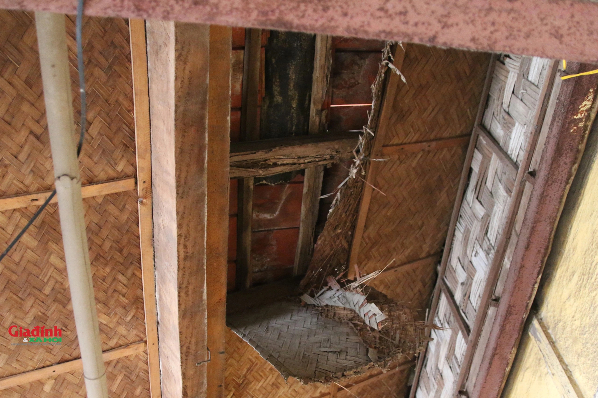 Cuộc sống của người dân bên trong khu tập thể bằng gỗ 70 tuổi 'chờ sập' ở Hà Nội - Ảnh 11.