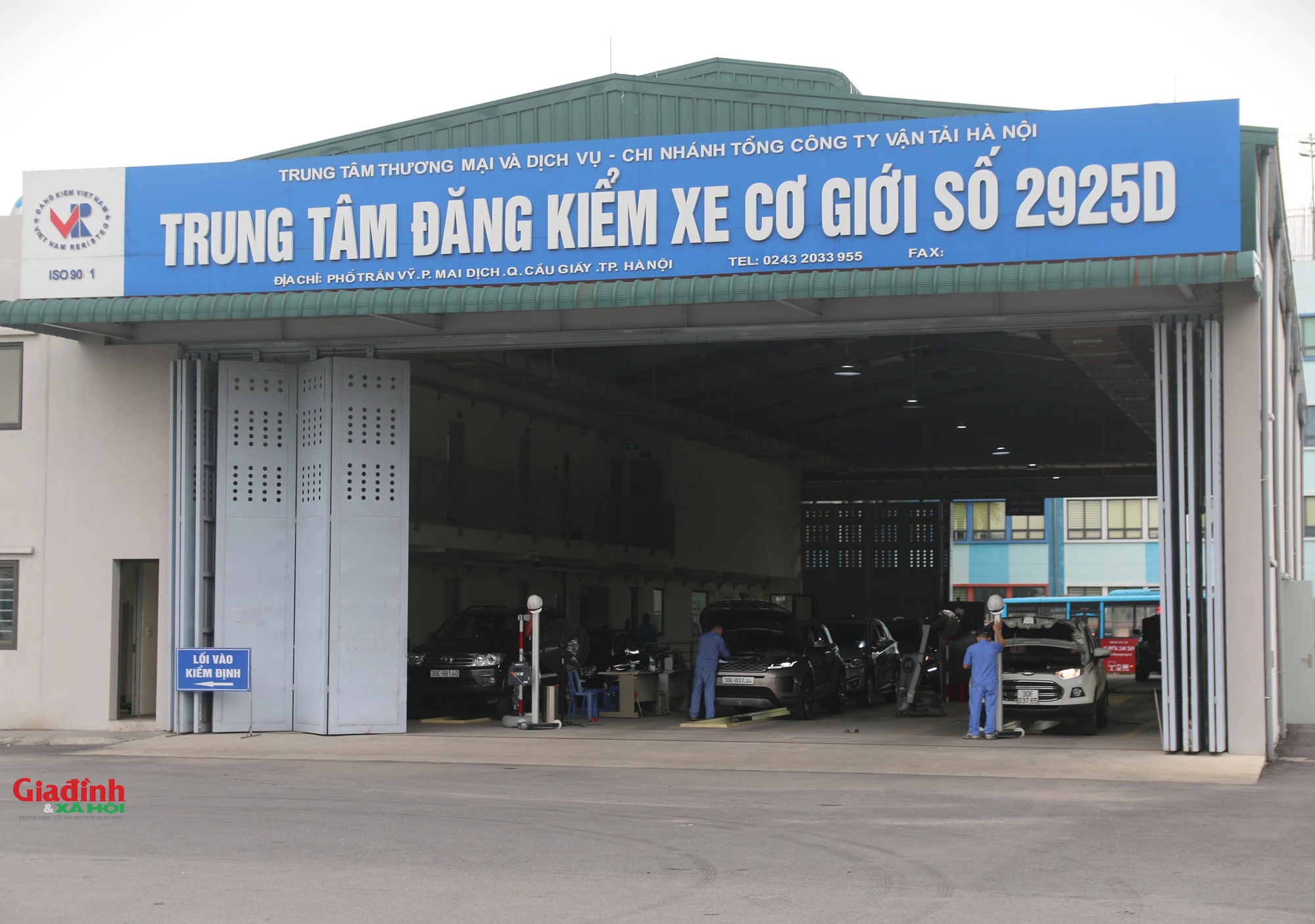 'Mùa' đăng kiểm ở Hà Nội, dòng phương tiện nối đuôi nhau xếp hàng từ sáng sớm - Ảnh 8.