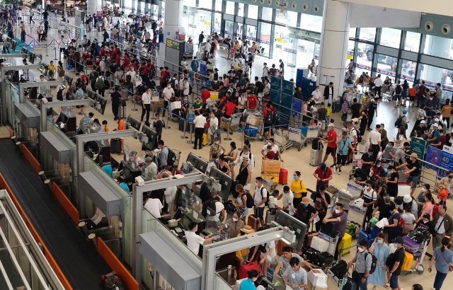 Bắt đầu kỳ nghỉ lễ: Chính thức kiểm soát chặt hành khách, hành lý người ra vào sân bay- Ảnh 2.