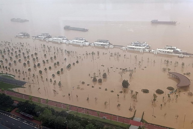 Ảnh, clip: Lũ lụt nghiêm trọng nhất trong 100 năm đổ bộ Trung Quốc, ảnh từ trên cao tiết lộ hiện trường kinh hoàng - Ảnh 3.