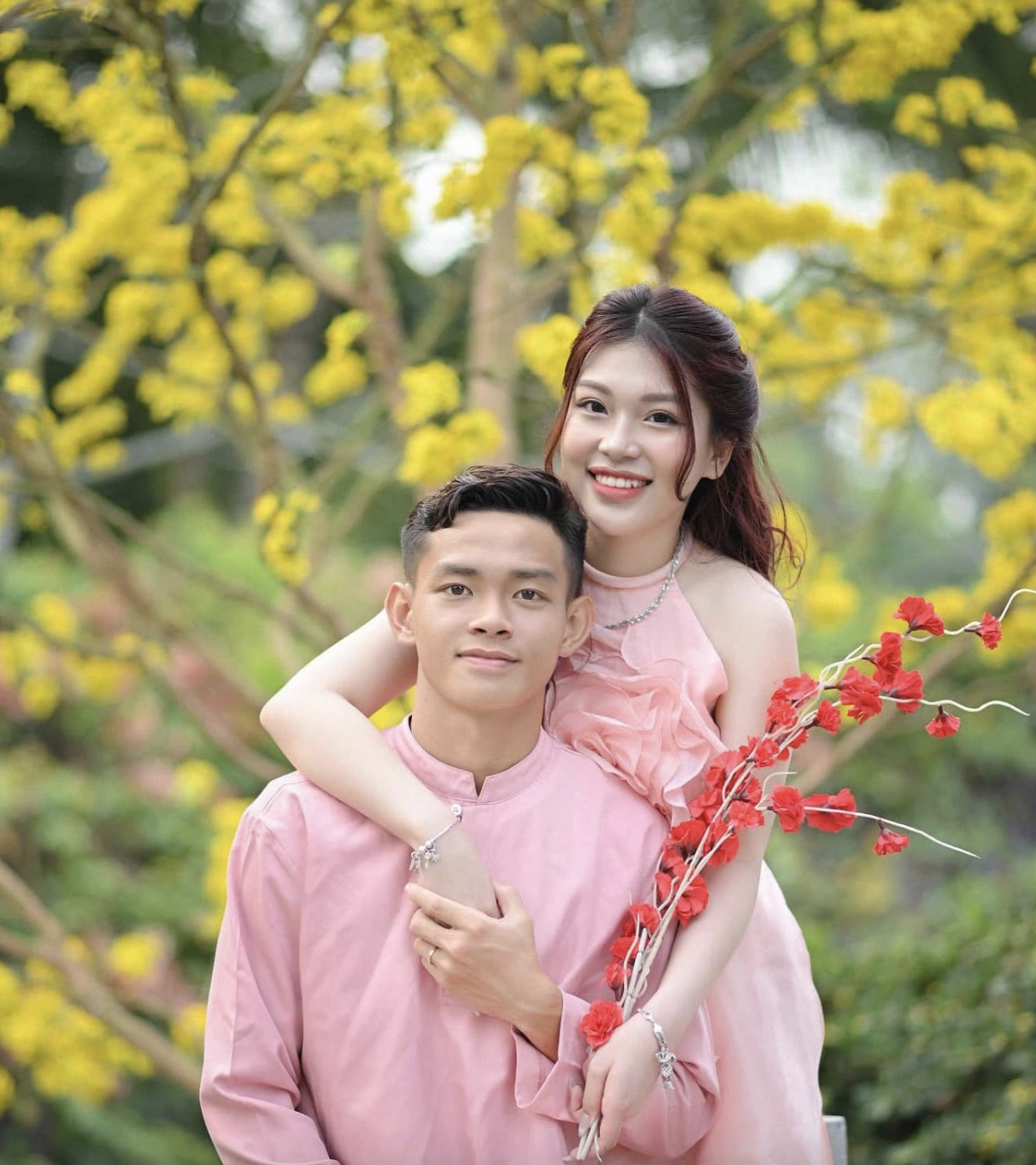 Chân dung bà xã mới cưới của tiền đạo 'đắt giá' nhất tuyển U23 Việt Nam- Ảnh 1.