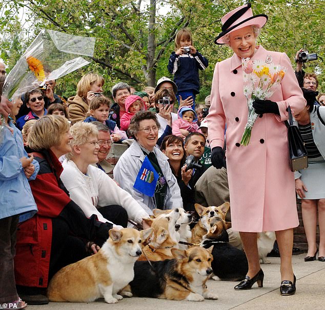 Tượng đài Nữ vương Elizabeth II cùng 3 chú chó corgi được khánh thành, người dân Anh xúc động tưởng nhớ vị vua đáng kính- Ảnh 5.