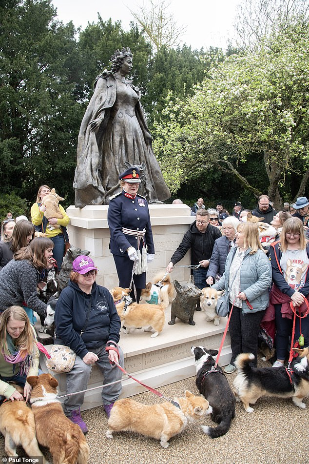 Tượng đài Nữ vương Elizabeth II cùng 3 chú chó corgi được khánh thành, người dân Anh xúc động tưởng nhớ vị vua đáng kính- Ảnh 6.