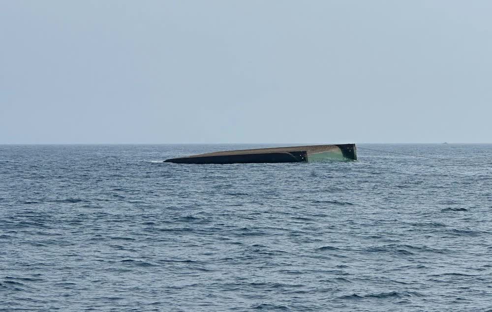 Danh sách thuyền viên tử vong và mất tích trên sà lan bị chìm ở Quảng Ngãi - Ảnh 1.