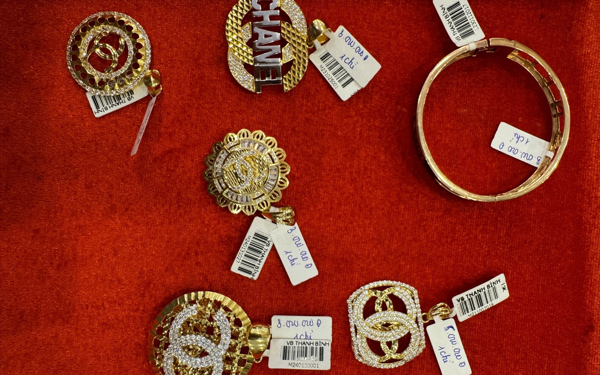 Phát hiện nhiều sản phẩm trang sức giống vàng giả mạo các nhãn hiệu nổi tiếng