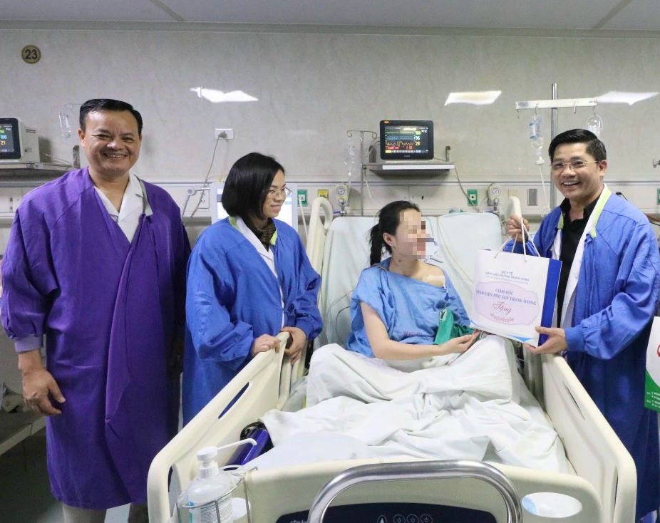2 bệnh viện phối hợp cứu người phụ nữ ngừng tuần hoàn do chửa ngoài tử cung vỡ - Ảnh 1.