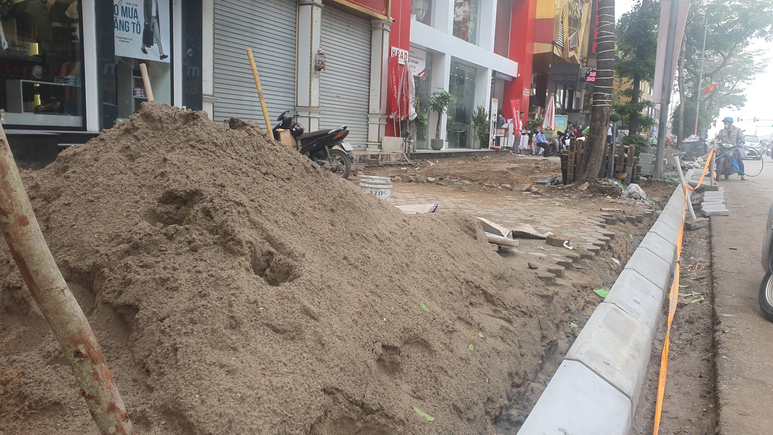 Vỉa hè ở Hà Nội vừa lát đá mới đã bị chiếm dụng làm nơi đỗ ô tô- Ảnh 10.