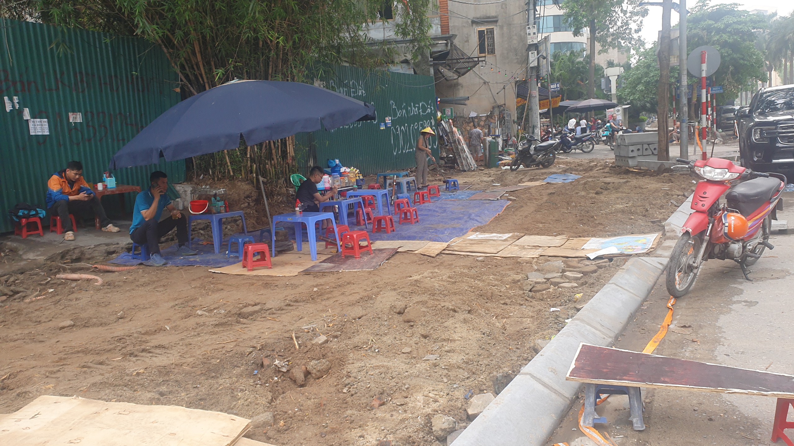 Vỉa hè ở Hà Nội vừa lát đá mới đã bị chiếm dụng làm nơi đỗ ô tô- Ảnh 11.