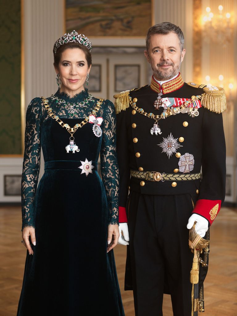 Vương hậu Mary tỏa sáng trong ảnh chân dung chính thức cùng Vua Đan Mạch Frederik, mang vương miện ngọc lục bảo nổi tiếng- Ảnh 1.