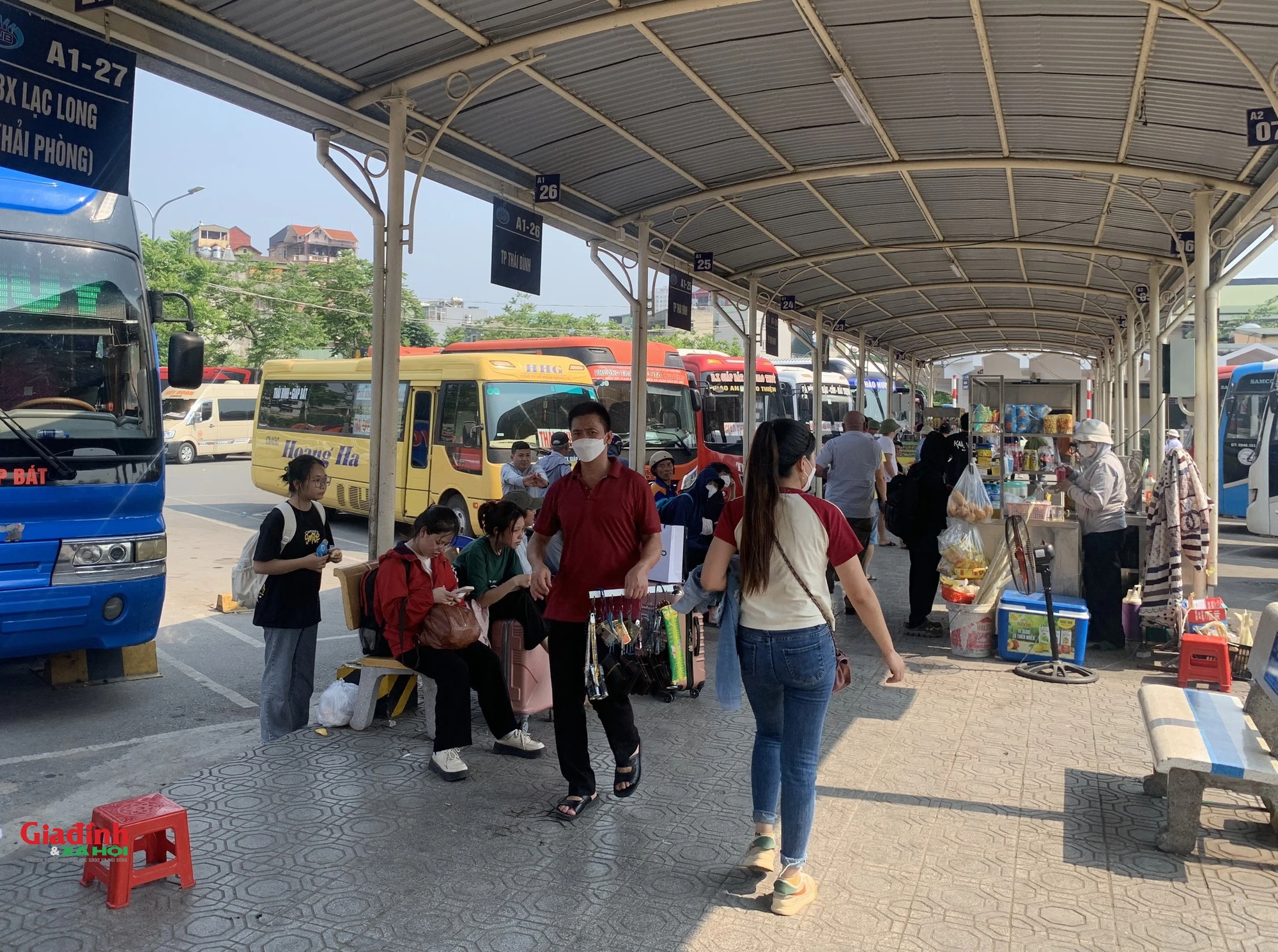 Người dân hối hả về quê nghỉ lễ 30/4 - 1/5, bến xe, phố phường Hà Nội bắt đầu đông đúc- Ảnh 12.